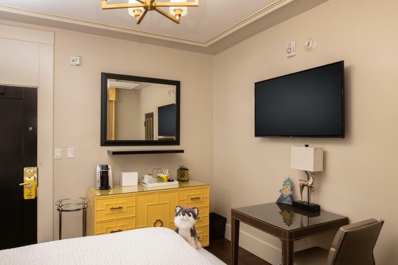 Zimmer Starlet mit Queensize-Bett und Kommunikationseinrichtungen