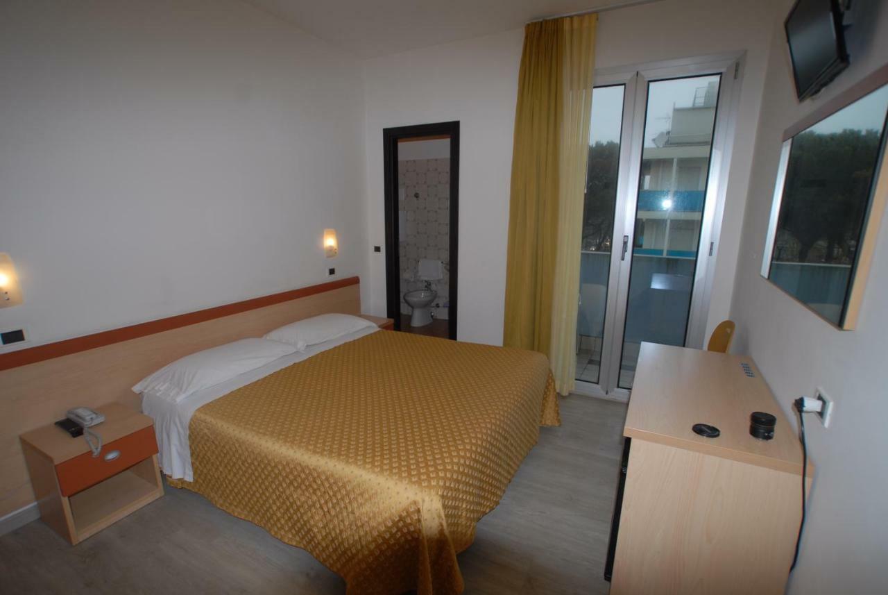 Doppel-/Zweibettzimmer mit seitlichem Meerblick