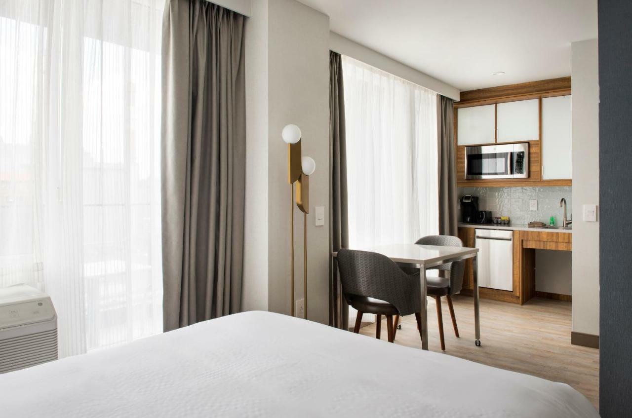 Executive Suite mit 2 Queensize-Betten und Balkon