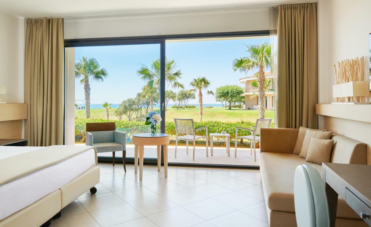 Doppel- oder Zweibettzimmer mit seitlichem Meerblick und Zugang zum Spa
