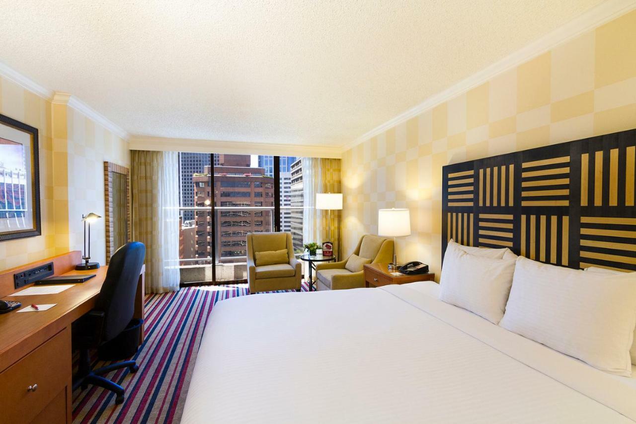Zimmer mit Kingsize-Bett und Stadtblick