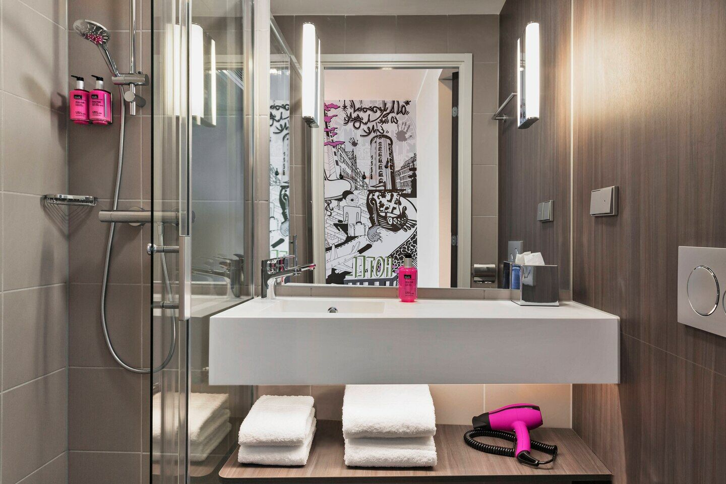 Moxy Queen Sleeper Room mit Stadtblick