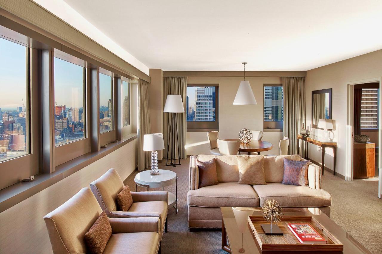 Suite mit 1 Schlafzimmer, 1 Kingsize-Bett, Schlafsofa und Blick auf die Skyline