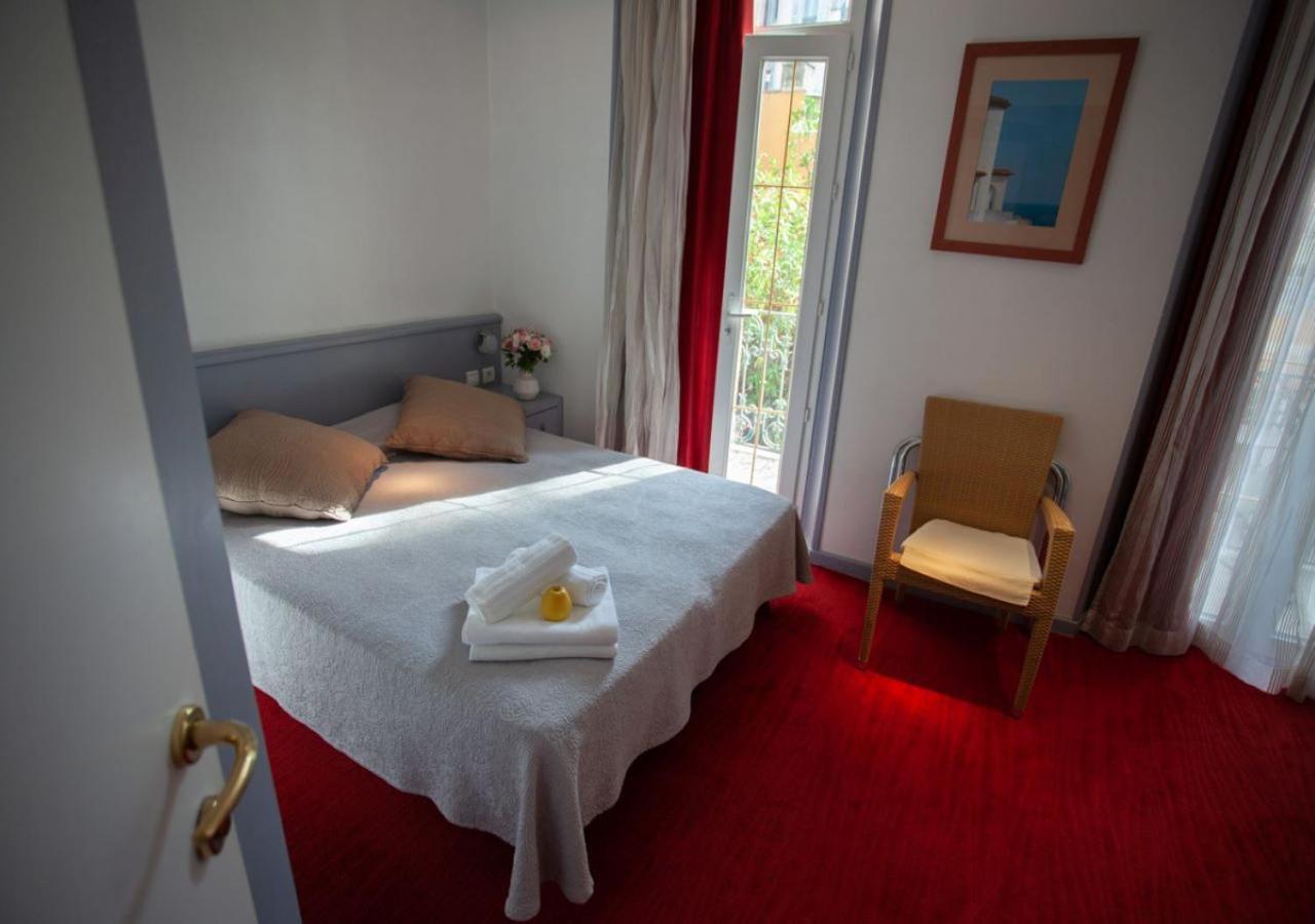Doppel- oder Zweibettzimmer mit Balkon