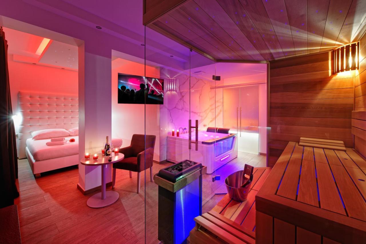Zimmer Wellness mit eigener Sauna und Whirlpool