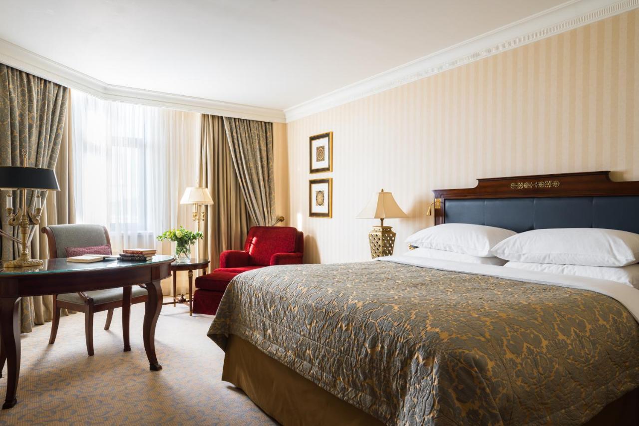 Classic Zimmer mit Kingsize-Bett und Stadtblick
