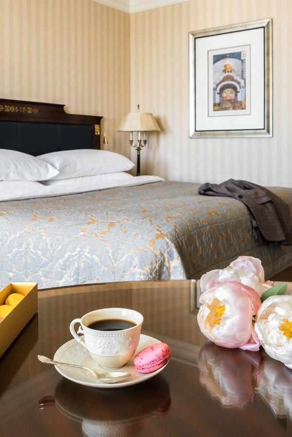 Premium Zimmer mit Kingsize-Bett und Blick auf die Stadt