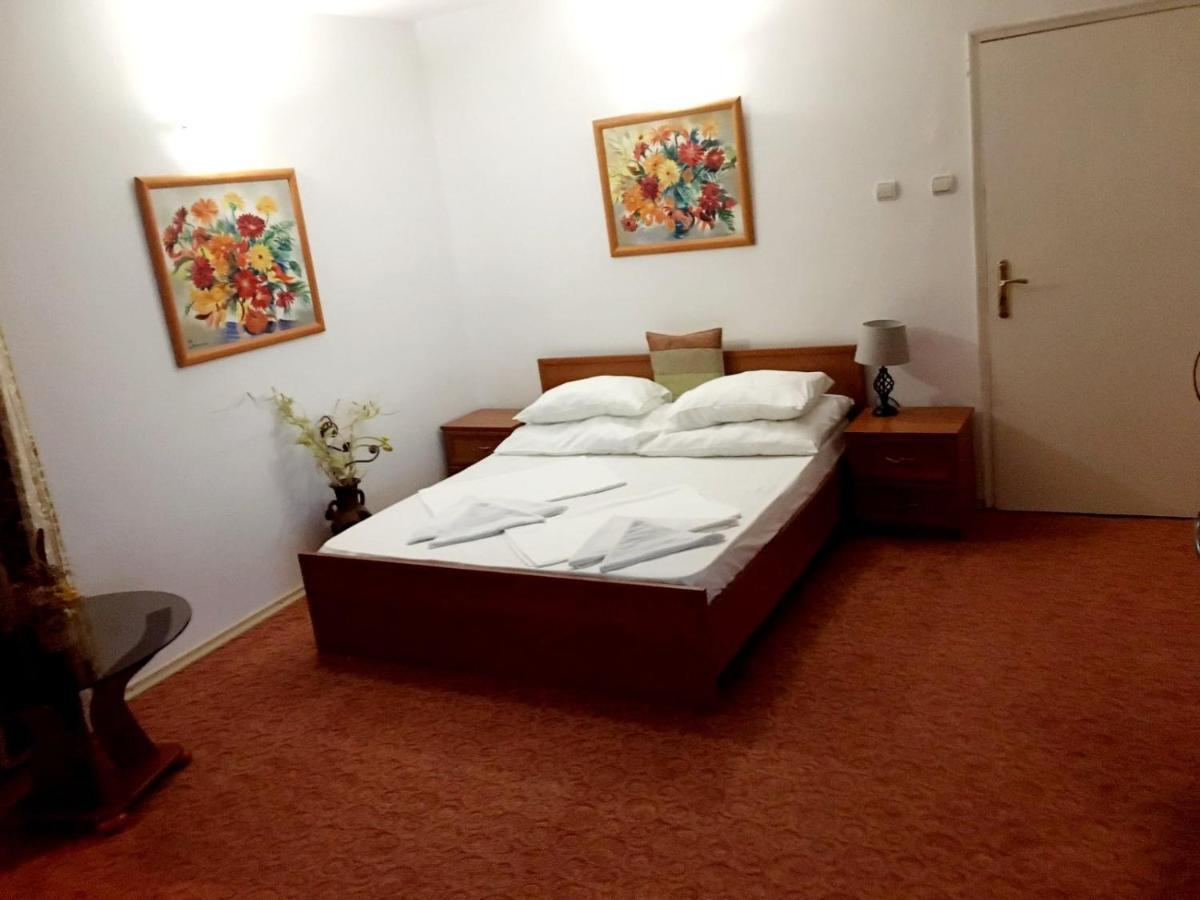 Familiensuite mit Balkon und Stadtblick