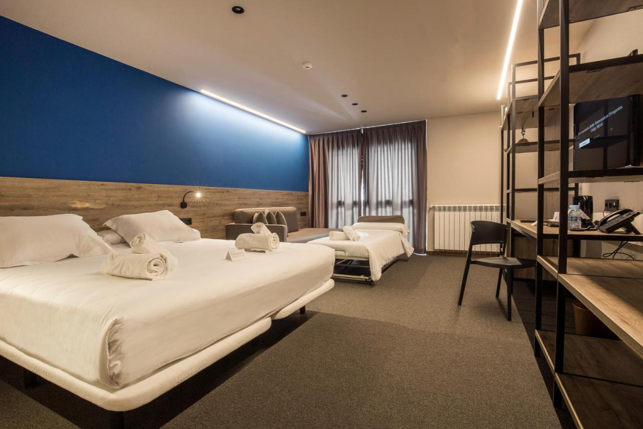 Zimmer mit Kingsize-Bett und Bergblick