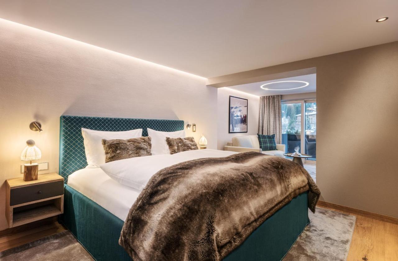 Zimmer mit Kingsize-Bett und Gartenblick.