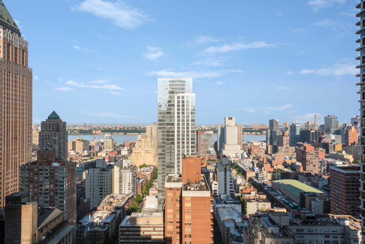 Social Superior Zimmer mit Kingsize-Bett und Blick auf den Hudson River
