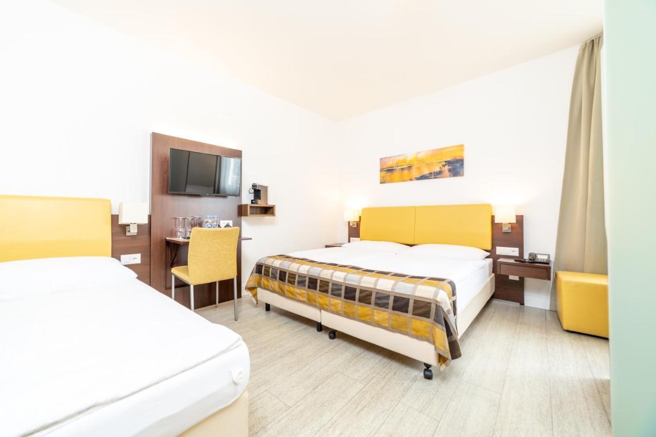 Modernes Dreibettzimmer