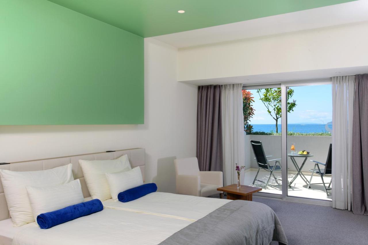 Dreibettzimmer mit Terrasse und Meerblick