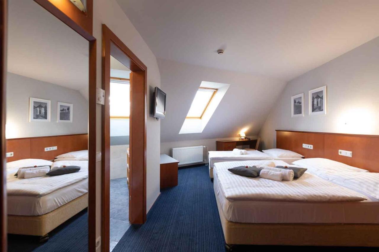 Classic Dreibettzimmer
