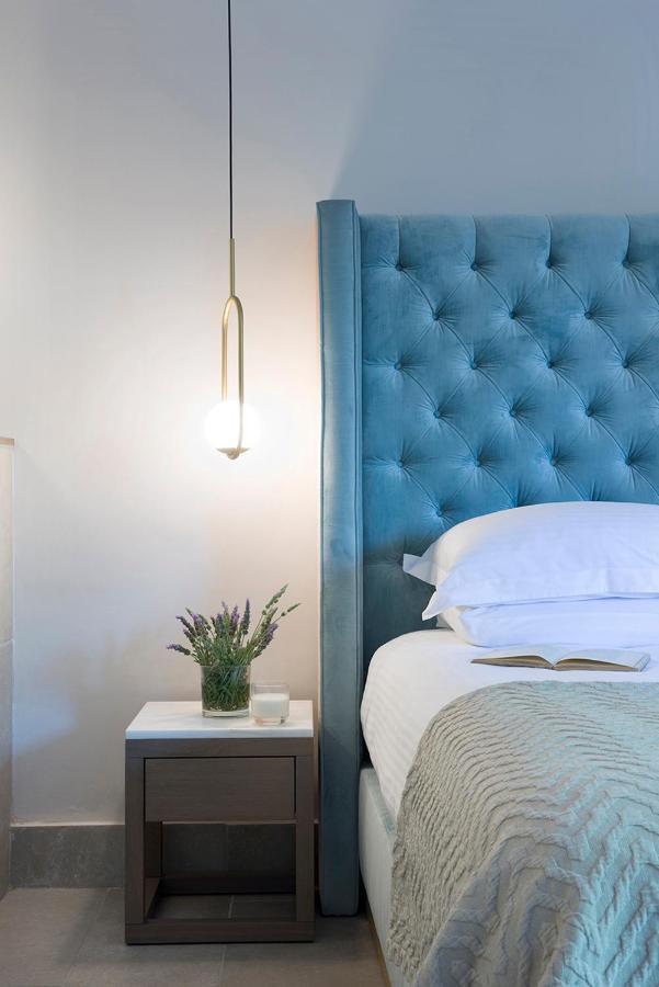 Zimmer mit Kingsize-Bett und Gartenblick.