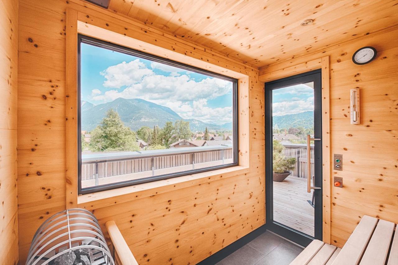 Zimmer mit Kingsize-Bett und Balkon