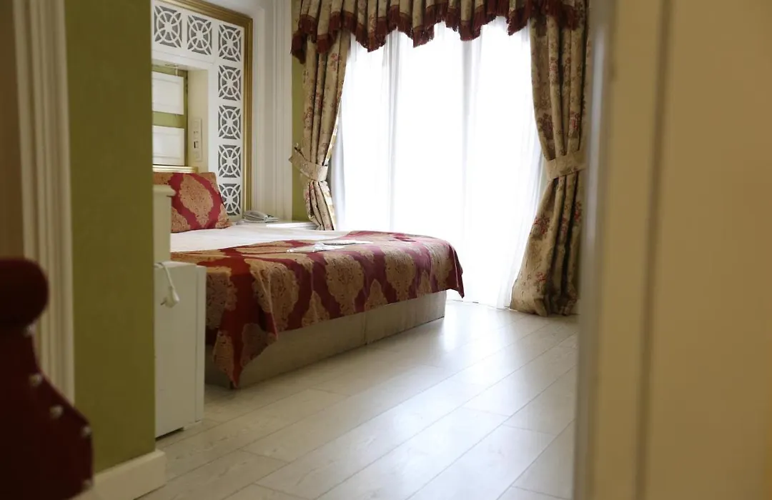 Hotel Queens Land-1