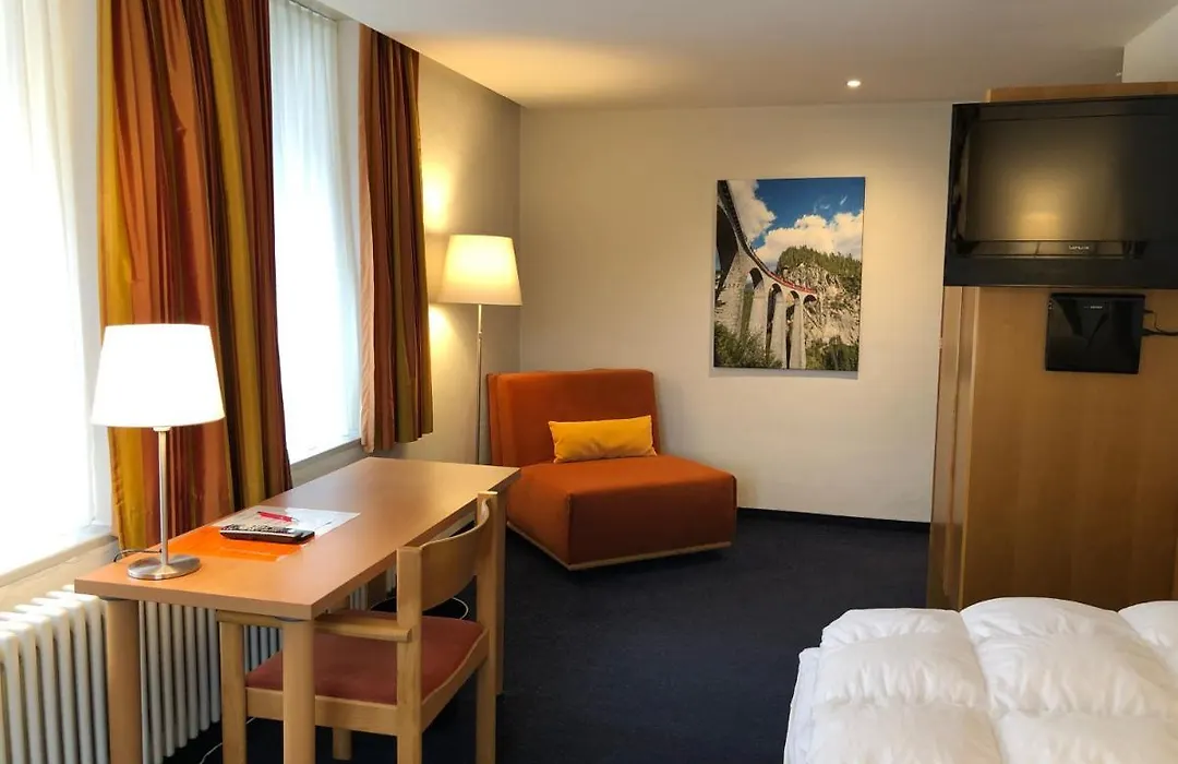 Hotel Weisses Kreuz Bergün-1