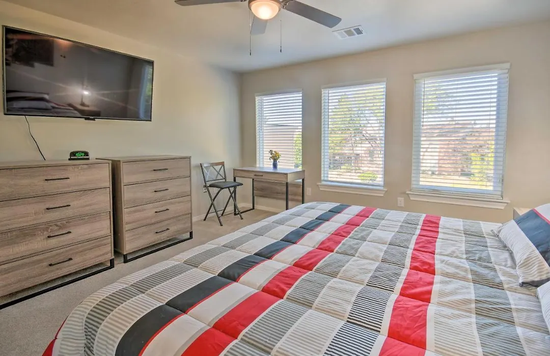 Bright Amarillo Townhome Near Parks And Town!-1
