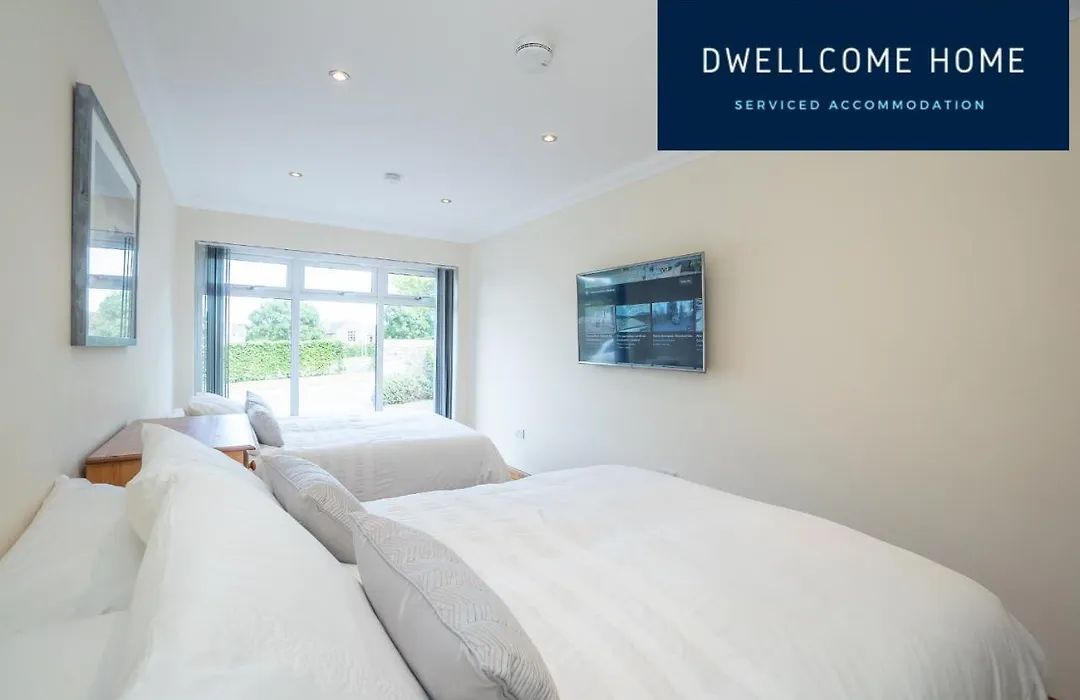 Free Driveway Parking, Outside Lez Zone, 637 Mbps Wifi, Ideal For Long Term Contractor, Etc Stays, Regular Housekeeping Option - Dwellcome Home Ltd 5 Double Bedroom 3 Bathroom House - See Our Site For Assurance-1