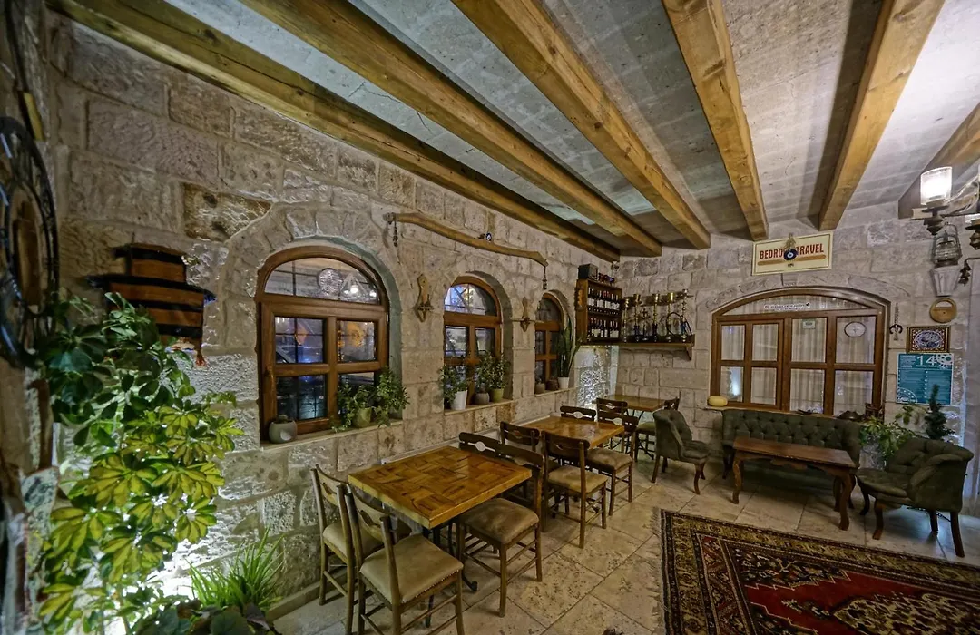 Risus Cave Suites-1