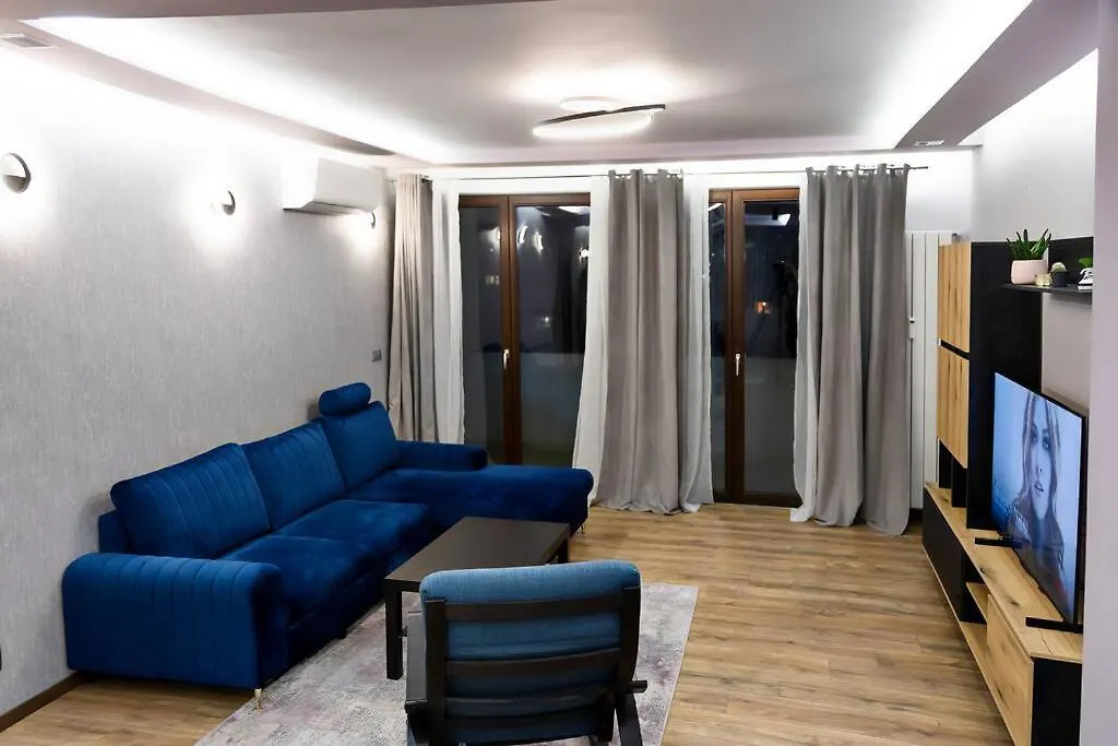 Very Spacious & Modern 3Bed Near Airport & Centre-1
