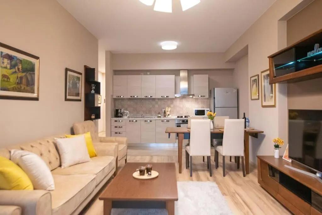 City View Apartment - 3 Bedrooms - Free Parking - Family Complex - 5 Min To Metro-1