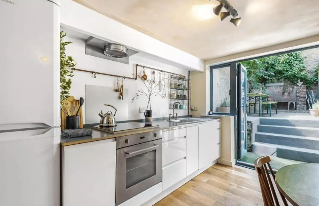 Modern Flat With King Bed, Garden & Outdoor Dining-1