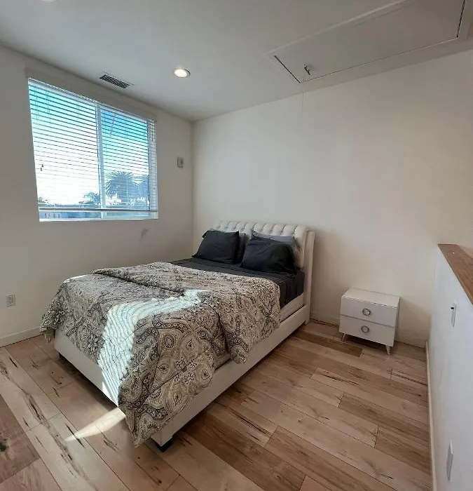 Modern One-Bed Loft In Hollywood Sign View & Free Parking-1