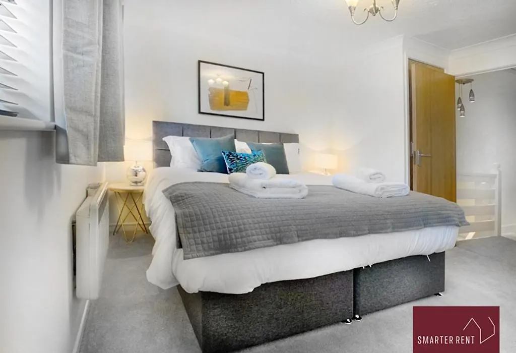 Lightwater - 1 Bedroom House - Parking-1