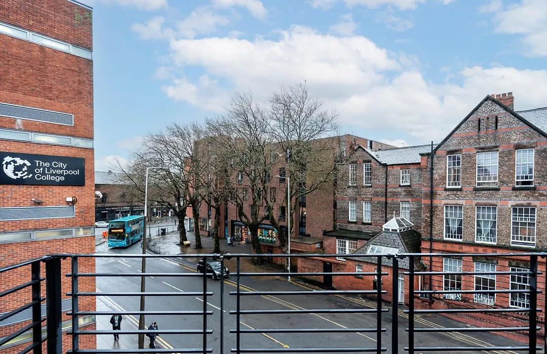 Large Central Apartment - Free Nearby Parking-1