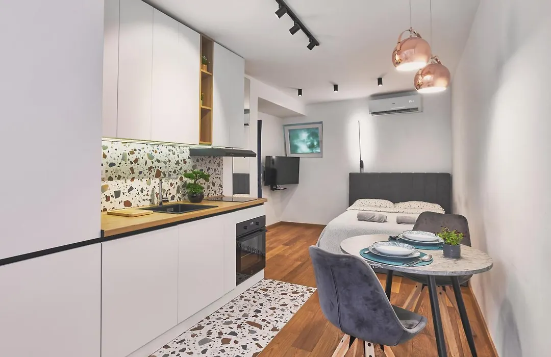Modern Living Apts - Stylish City Center Studio-1