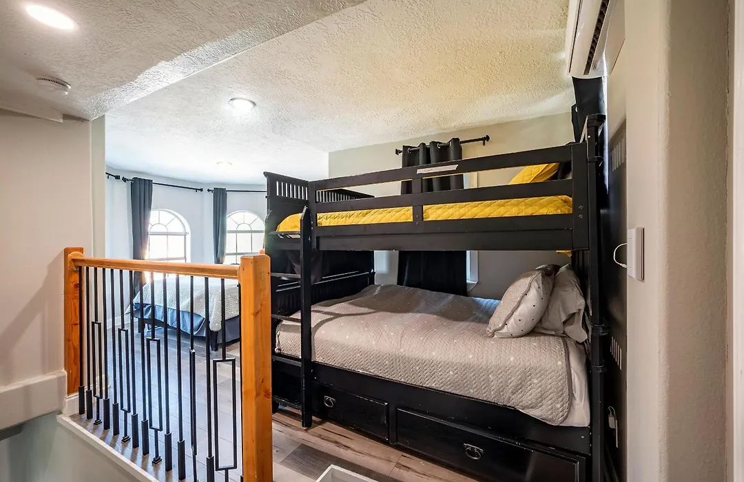 4BR HOME SLEEPS 13 DOWNTOWN/Pet Friendly/EVCharger-1