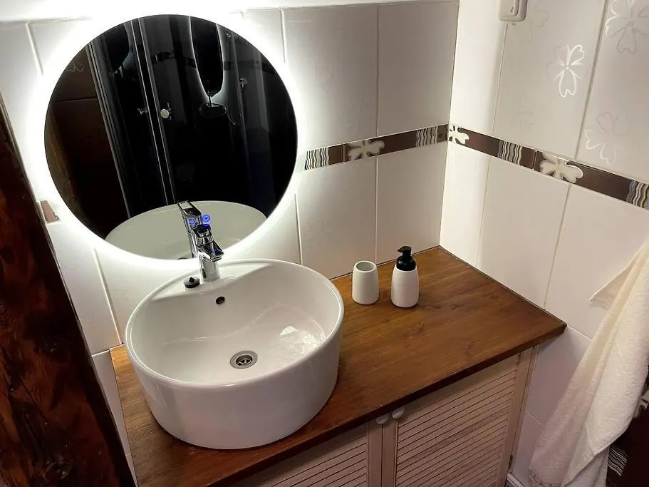 Small & Cozy Studio Apartment - Wifi & Free Parking-1