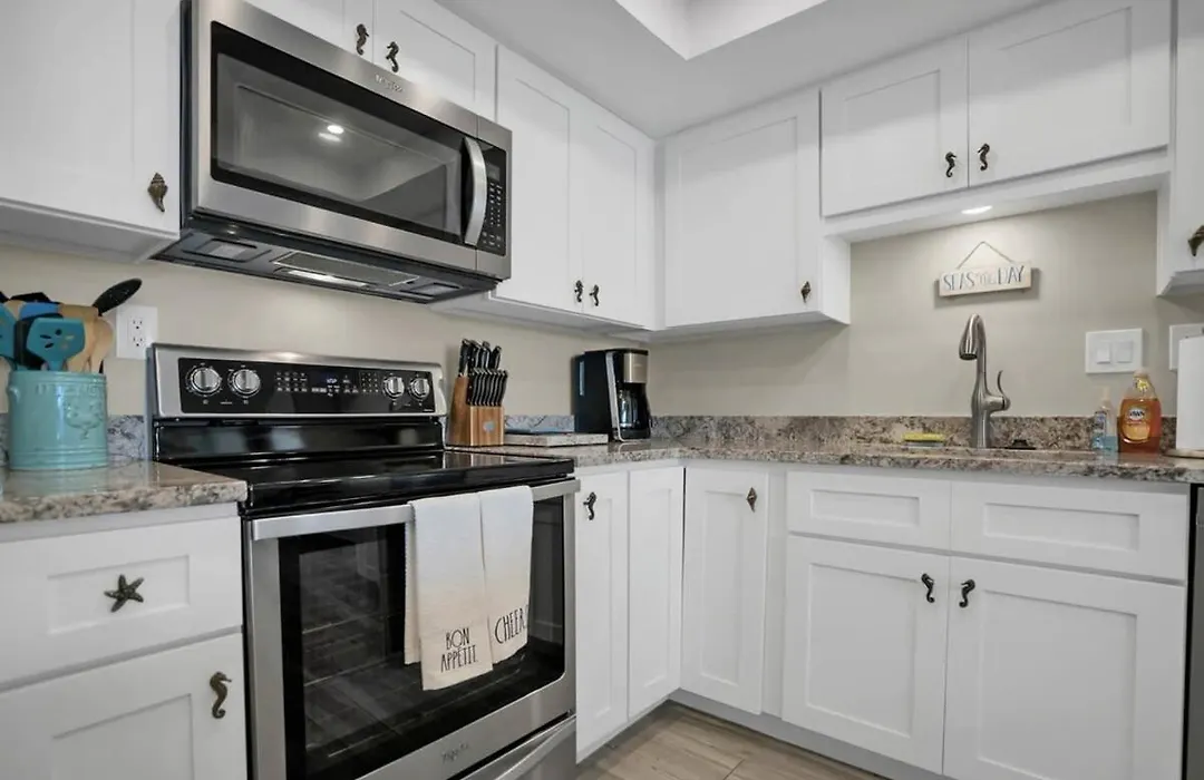 Upscale Oceanfront Condo With Panoramic Views And Pool-1