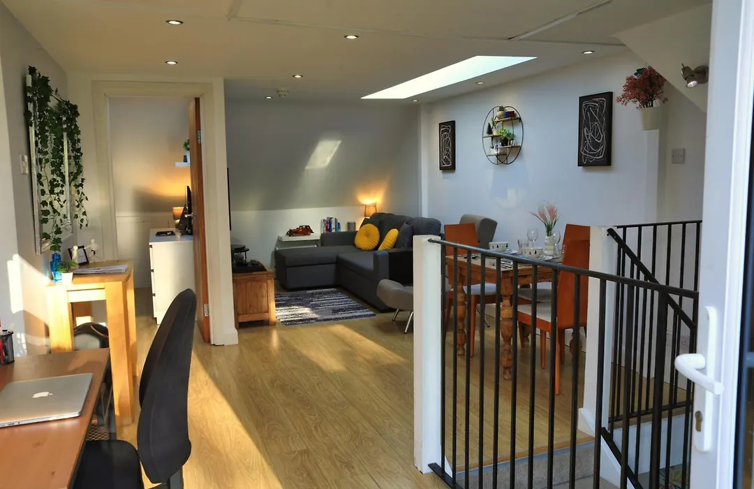 Top Floor Apartment In Islington-1