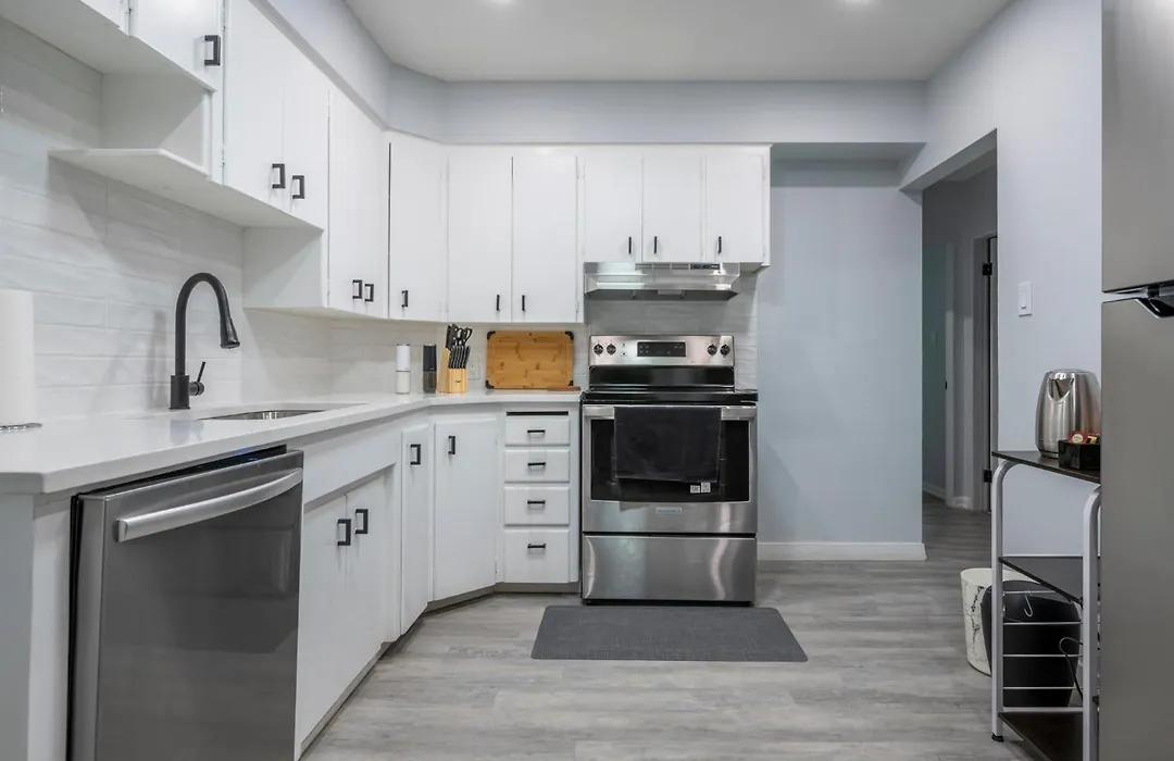Centre Street 2Bed Upper Suite - 4408-1