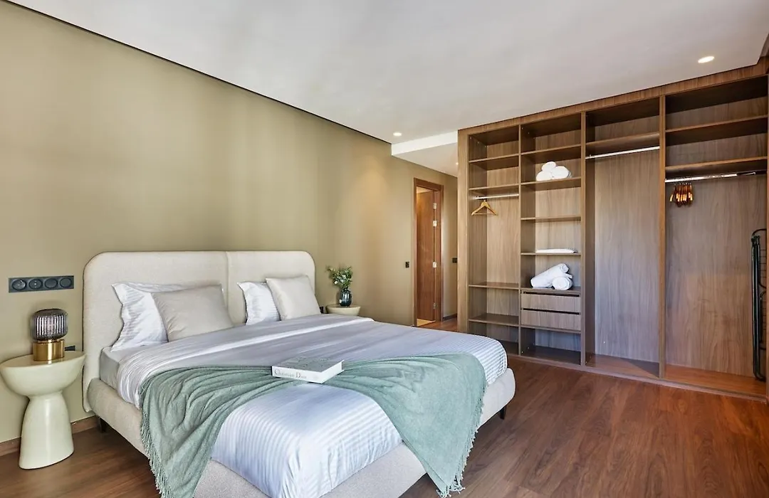 Your Home Away From Home 2 Bed Flat With Parking-1