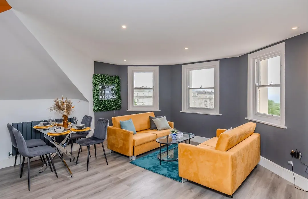 Free Parking Sea View Brighton Beach Two Bedroom Apartment-1