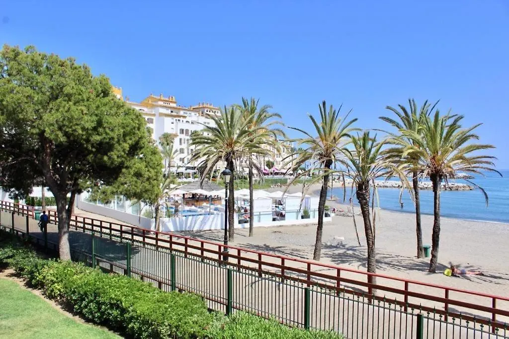 Frontline Sea en Puerto Banús Grey de Albion-1
