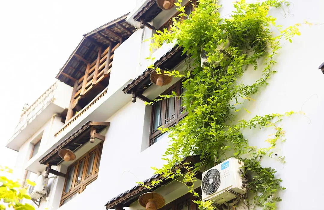 Butterfly Flowers Inn- Exclusive Location,Anicent Chinese Style, 2 Minutes Walk To Tianmen Mount Cableway,Free Pick Up Service Over 1 Nights, Free Fresh Coffee And Tea, Free Mini Lunch,Free Laundry,Itineary Planning, Attraction Tickets Serivce In Adv-1