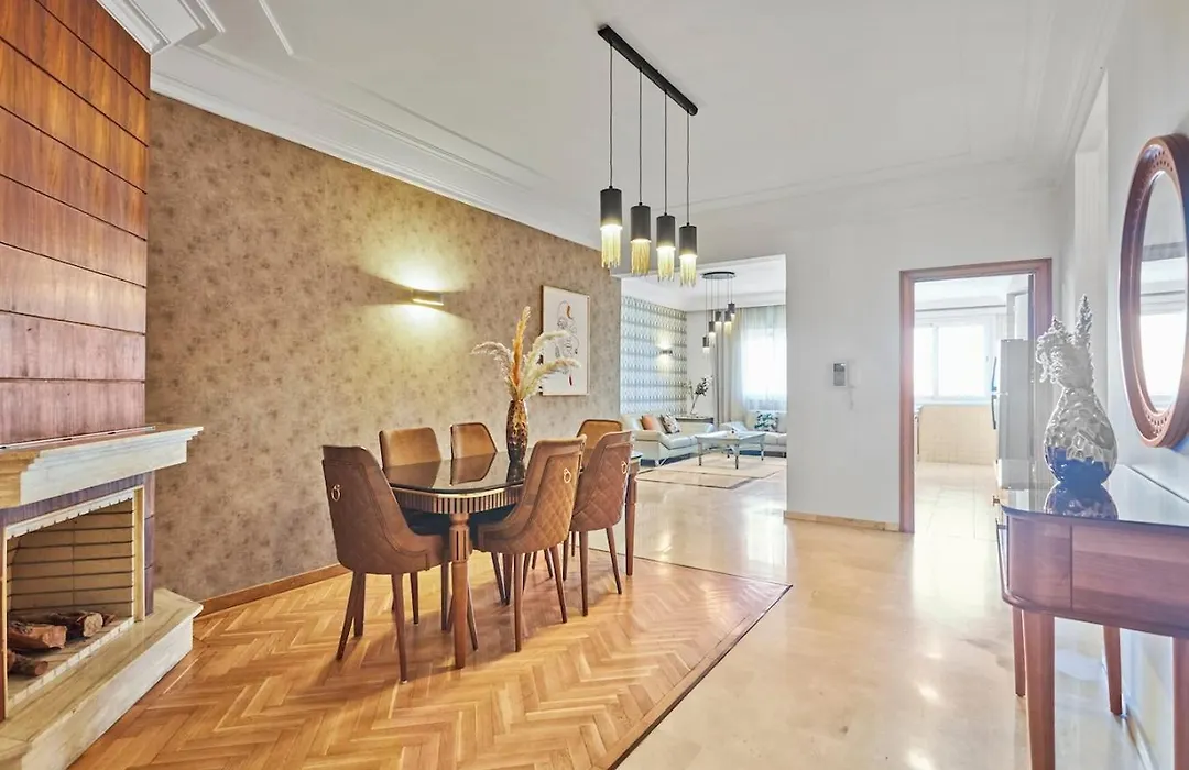 Spacious 2 Bed Flat With City Views And Free Parking-1
