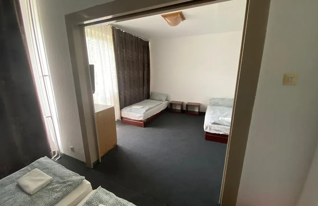 Aranypart Hostel-1