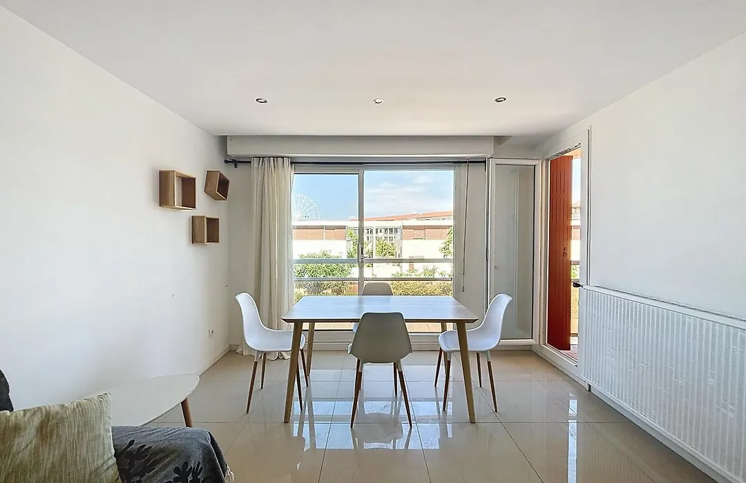 Appartement Tout Equipe Avec Terrasse A Cote Des Plages-1
