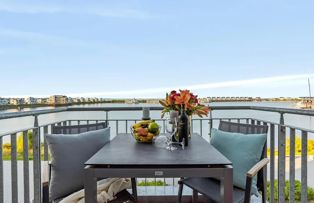 Waterfront Lounge-1