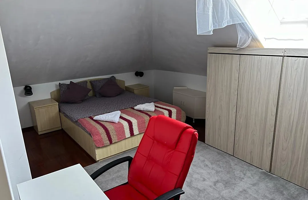 Hill View Apartment With Free Parking-1