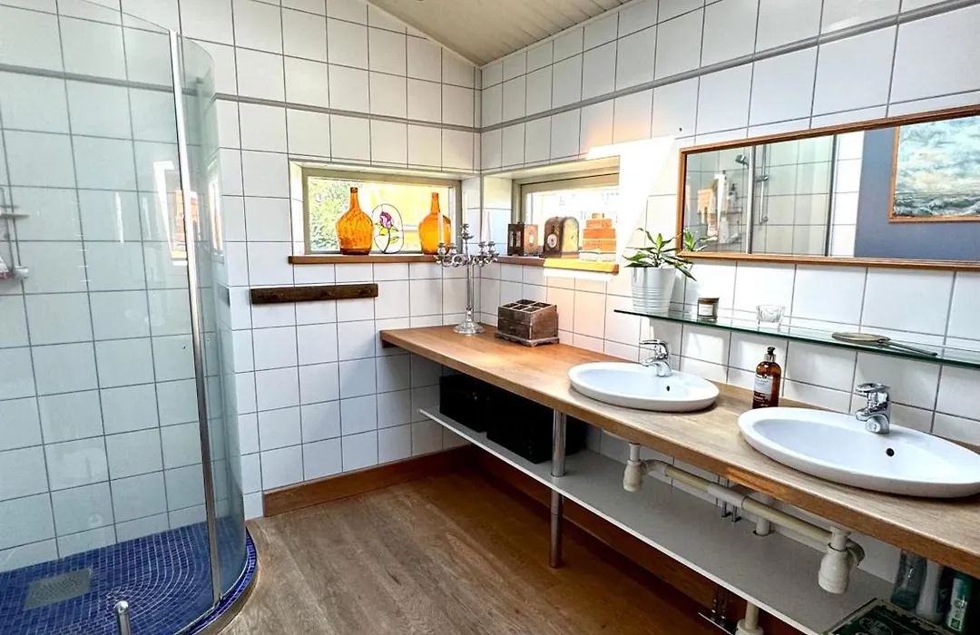 Unikt Boende I Egen Del Av Hus Naera Stad Och Strand-1
