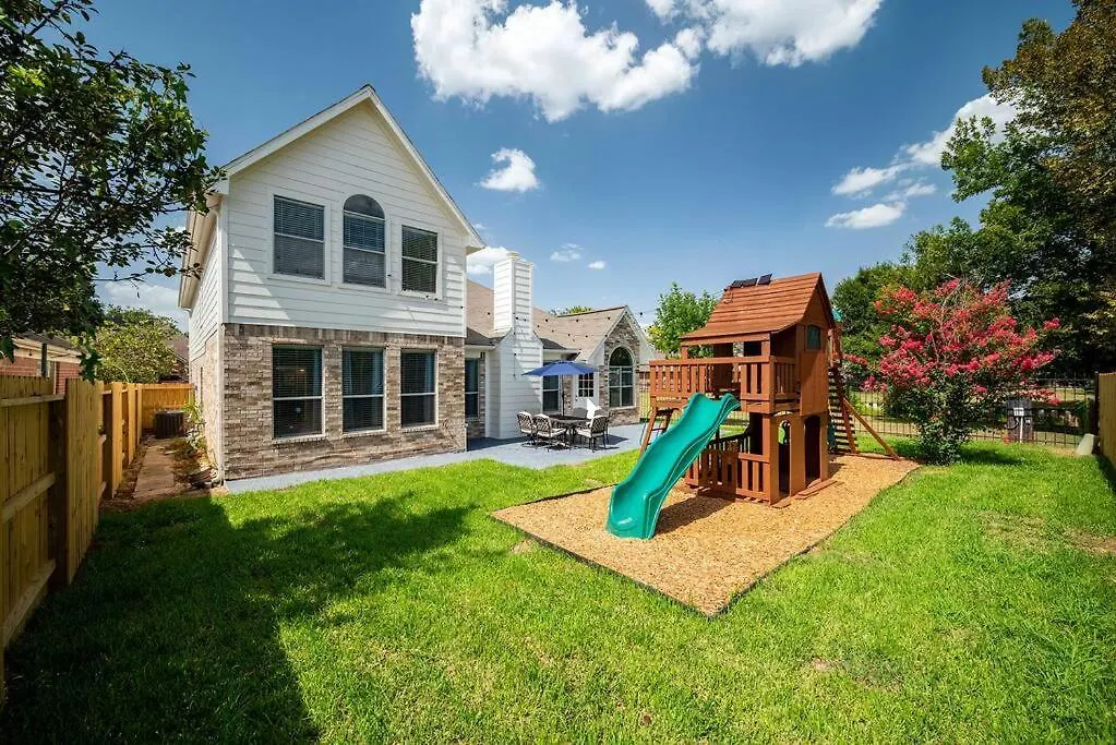 Beautiful 4-Bedroom House With Nice Backyard-1