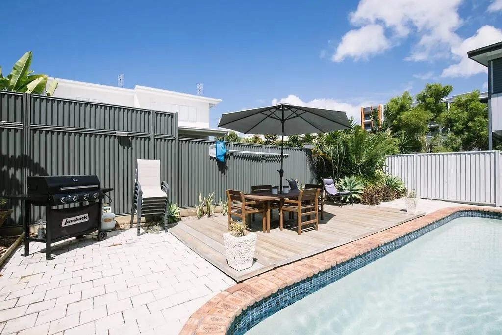 Miami'S Family Getaway Sleeps 10, Pool, Patio, Walk To North Burleigh Beach & Shops-1
