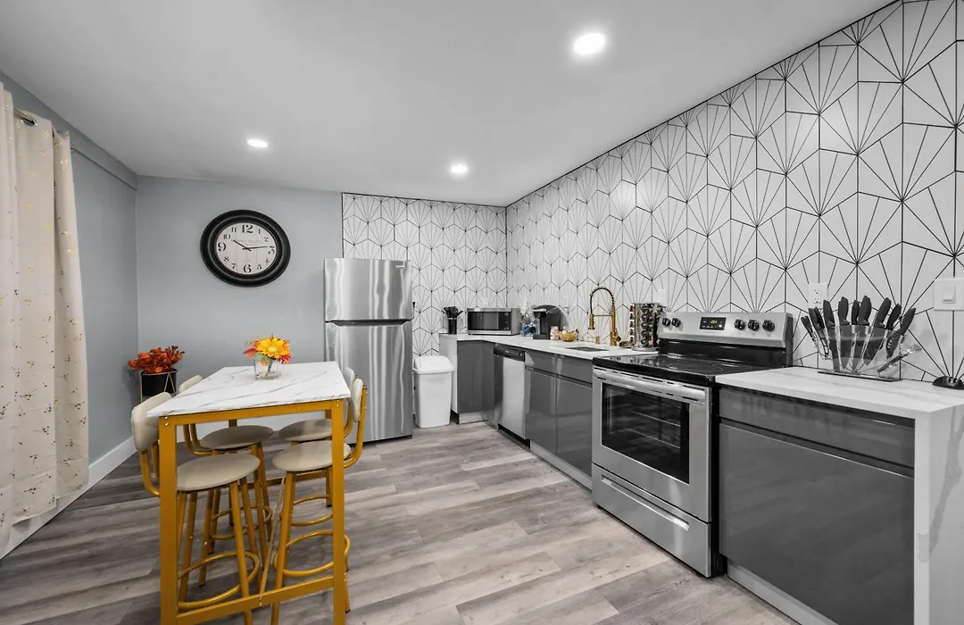 Modern 2Br City Center Getaway With Free Park-1